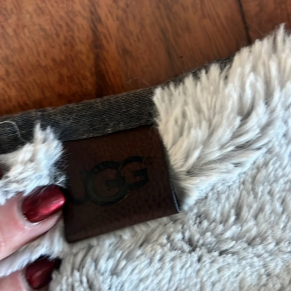Ugg 26x20 dark gray quilt &light gray faux fur Pillow sham cover